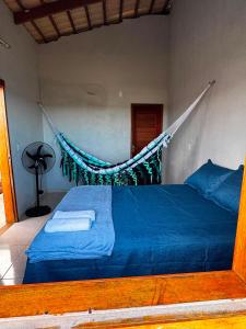 a bed with a hammock in a bedroom at Casa Annas - Conforto e Tranquilidade in Icaraí +8 photos