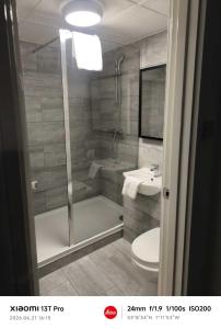 ein Badezimmer mit Dusche, Toilette und Waschbecken in der Unterkunft Midland Hotel in Mansfield + 12 Fotos