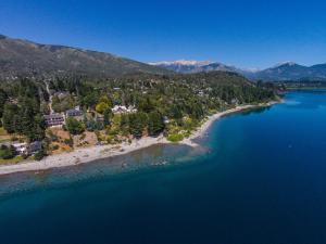 una vista aérea de una pequeña isla en un cuerpo de agua en El lugar de la Flor, en San Carlos de Bariloche