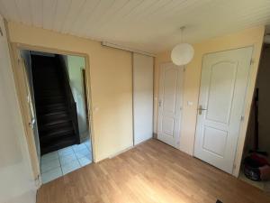 an empty room with a door and a mirror at Appartement indépendant dans maison en pierre in Coeuvres-et-Valsery