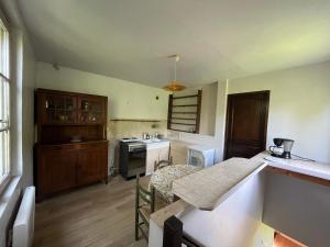 a kitchen with a table and a counter top at Appartement indépendant dans maison en pierre in Coeuvres-et-Valsery