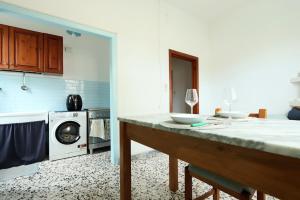 a kitchen with a counter and a washing machine at Bilocale a 500m dal mare in Giulianova