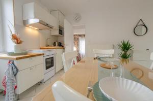 a kitchen and dining room with a table and chairs at La bulle champêtre in Balnot-sur-Laignes