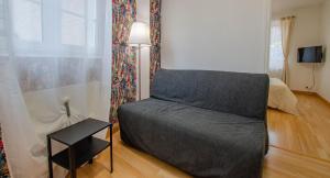a bedroom with a bed and a lamp and a table at La bulle champêtre in Balnot-sur-Laignes