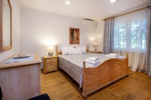 a bedroom with a bed and a window at Villa Euphoria in Theológos