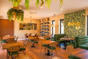 a restaurant with green furniture and tables and chairs at Moinho do Canto Residence Hotel in Rio Maior