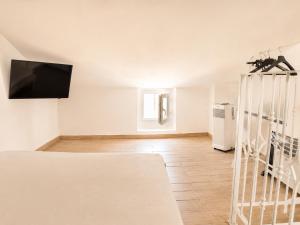 a living room with a flat screen tv on a wall at Rallenta Casamassima in Casamassima