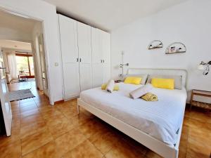 a bedroom with a large white bed with yellow pillows at Teguisol Breeze en Costa Teguise in Costa Teguise +16 photos