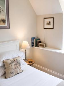 a bedroom with a bed and a table with a lamp at The Lodge at Broadway in Broadway +112 photos