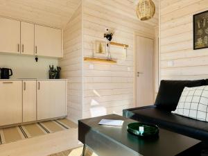 a living room with a black couch and a table at 204 Hochwertiges Tiny House mit Wiesenblick in Bleckede