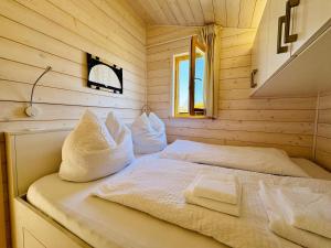 a bedroom with a bed in a wooden cabin at 204 Hochwertiges Tiny House mit Wiesenblick in Bleckede +17 photos