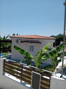 a house with a solarium on the roof at Elysian Suites in Ratzaklíon