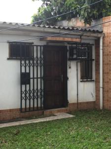 een toegang tot een huis met een houten deur bij Villa CB in Abidjan