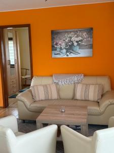 a living room with a couch and a table at Ferienhäuser Holenberg in Holenberg