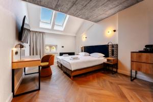 a hotel room with a large bed and a window at Art Queen Aparthotel in Krakow