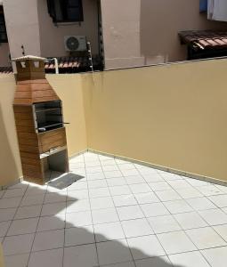 a kitchen with a counter and an oven on a tiled floor at Casa Residencial Jerusalém II in Santa Cruz Cabrália