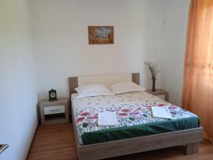 a bedroom with a bed with two towels on it at Вилла Загора in Neodi