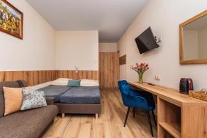 a small room with a bed and a desk at Baron in Sztutowo