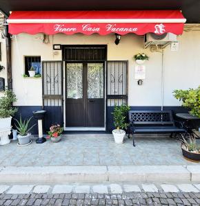 a building with a bench in front of a door at Casa Vacanze VENER - Venosa in Venosa