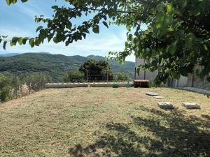 a large yard with a view of the mountains at Tredici lune B&B in Finocchito