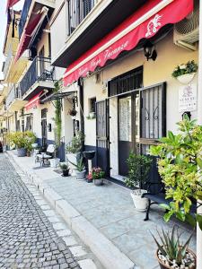 a cobblestone street with benches and plants in front of a building at Casa Vacanze VENER - Venosa in Venosa