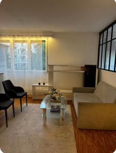 ein Wohnzimmer mit Sofa und Tisch in der Unterkunft Shiraz in Lausanne