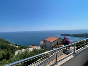 a house on a hill overlooking the ocean at Villa Panoramic Sea View in Seoca
