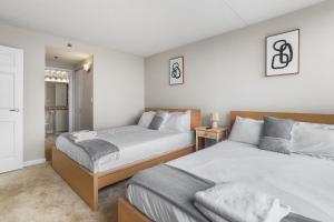 a bedroom with two beds and a bathroom at Relaxing Arlington Apt - Pool - near Pentagon City in Arlington