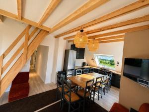 a kitchen and dining room with a table and chairs at Residence L'Horizon in Murat-le-Quaire