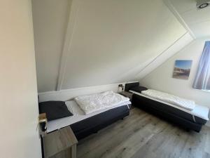 a bedroom with two beds in a room at Aquadelta - Casa Claudia in Bruinisse +4 photos