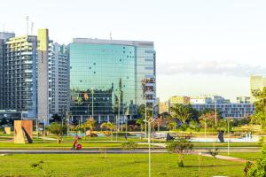 a city skyline with tall buildings and a park at Planalto Bittar Hotel e Eventos in Brasília +35 photos