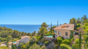 an aerial view of a house with trees at "maison calypso" in Hyères
