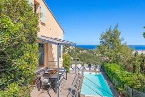 a patio with a table and chairs and a swimming pool at "maison calypso" in Hyères
