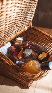 a basket filled with different types of rocks at Fuglekassehytta in Sparbu