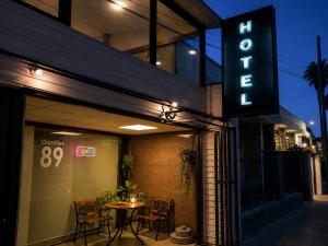a restaurant with a table and chairs outside at night at Hotel Carande, Papudo in Papudo