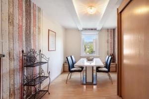 a dining room with a table and chairs and a window at Ferienwohnung Coerdt Sauerland in Olsberg