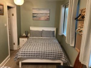 เตียงในห้องที่ Gala House Strandhill