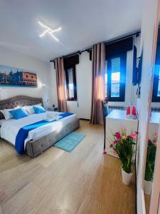 a bedroom with a bed and a table in it at Alisa house Venice in Venice