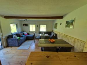 a living room with a couch and a table at Ferienhaus mit Bergblick am Wald in Stall