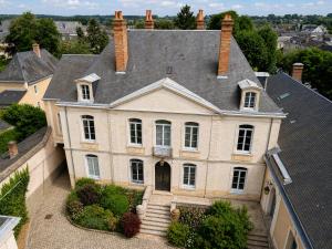 an aerial view of a large house with a roof at La Parenthèse Fléchoise, Chambre Raphaël in La Flèche