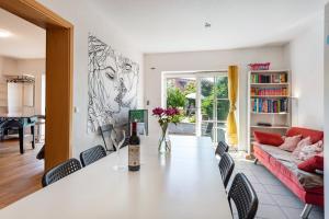 a living room with a table with a bottle of wine at Feriendomizil Brunnenberg in Sipplingen