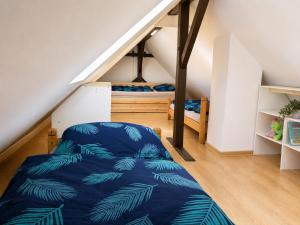 a room with a bed and two bunk beds at Chata pod Jilmy in Pelhřimov