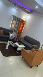 ein Wohnzimmer mit Sofa und Tisch in der Unterkunft Sackoappartements in Bamako
