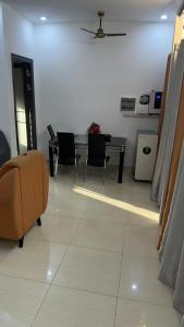 ein Wohnzimmer mit Tisch und Stühlen in der Unterkunft Sackoappartements in Bamako