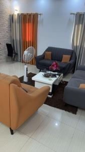 ein Wohnzimmer mit Sofa und Tisch in der Unterkunft Sackoappartements in Bamako