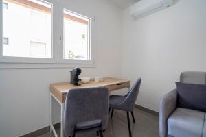 a room with a desk and two chairs and a window at Marghera Venice Link Rooms in Venice