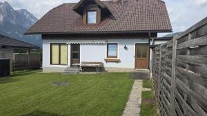 a small white house with a bench in a yard at Henrik's Ferienwohnung in Öblarn