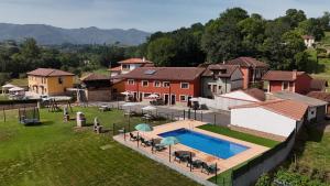 an aerial view of a house with a swimming pool at Huerta El Pozu in Soto de las Dueñas