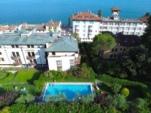 an aerial view of a building and a swimming pool at Casa di Giò Apartment, Pool, 200m from Lake Garda in Gardone Riviera