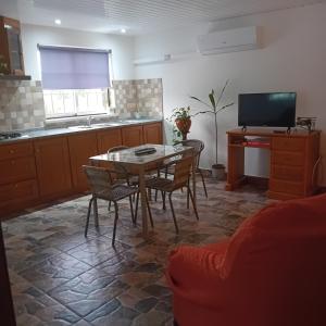 a kitchen with a table and chairs in a room at Cantinho Verde in Sertã